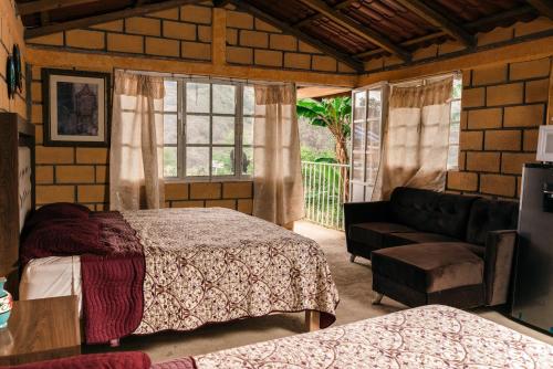 Una cama o camas en una habitación de Cabañas Xakali