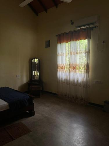 Peace Haven في بانادورا: غرفة نوم بسرير ونافذة مع ستائر