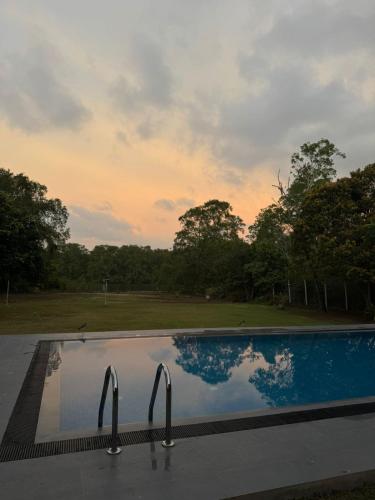 Peace Haven في بانادورا: مسبح مع غروب الشمس في الخلفية