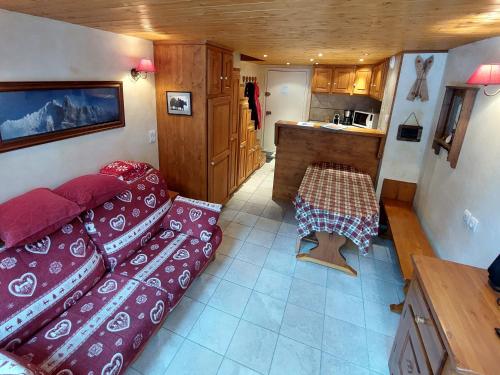 Cosy Duplex Arc1800 Aiguille Grive1 6 personnes في آرك 1800: غرفة مع أريكة وطاولة في مطبخ