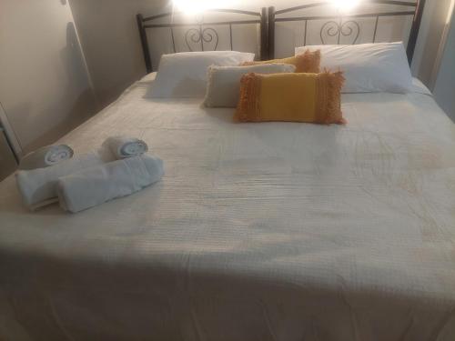 Voodi või voodid majutusasutuse Rouchotas Studios by Viktor 1rst Floor toas