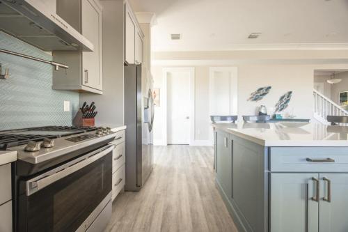 Nhà bếp/bếp nhỏ tại Mastway House -Pool & Dock!