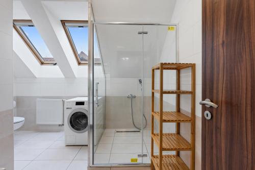 een badkamer met een wasmachine en een wasmachine bij The Dante House Šeberov in Praag