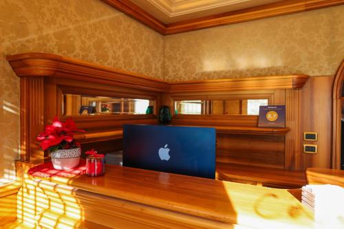 een Apple-computer die op een bureau in een kamer staat bij Hotel Ristorante Ca' Nova in Marghera