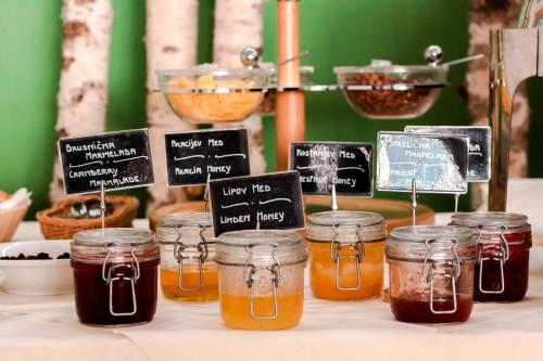 un grupo de tarros de miel sobre una mesa en Hotel Bela Krajina, en Metlika