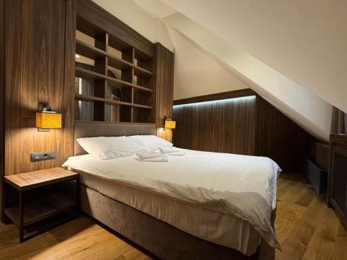 Ένα ή περισσότερα κρεβάτια σε δωμάτιο στο KULA ANDJELA KONACI - Kopaonik Ski Centar