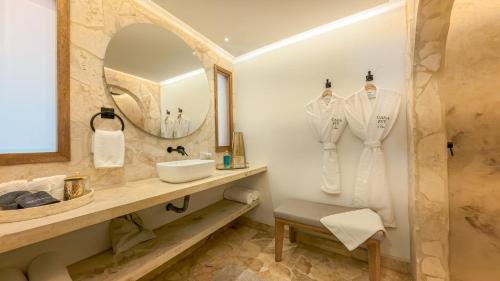 El PeñolにあるCasa Eve Clubの洗面台と鏡のあるバスルーム