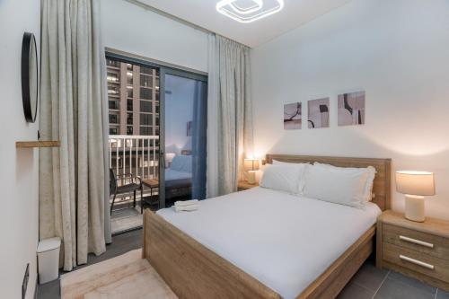 Un pat sau paturi într-o cameră la Stylish Flat in Dubai
