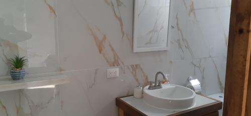 Ένα μπάνιο στο Casa iguana