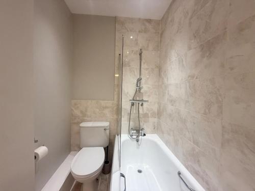 un baño con inodoro y bañera en The Clifton Meridian - Boutique Luxury in Bristol, en Bristol