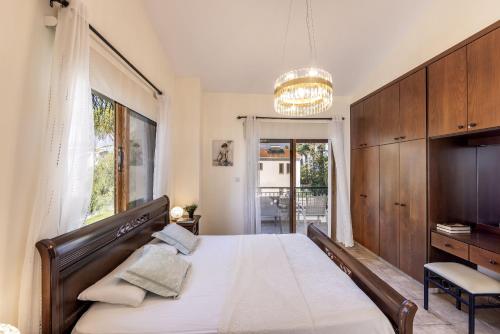 een slaapkamer met een bed en een groot raam bij Relax Villa in Lachi