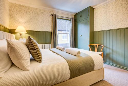 een slaapkamer met een groot bed en een raam bij Cottage in the centre in Colchester