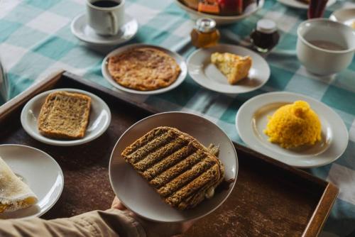 ヴァレ・ド・カパオンにあるPousada do Capão Chapada Diamantinaのテーブルの上に置かれた皿に盛られた食べ物