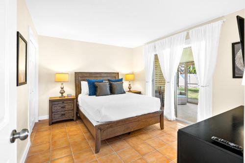 una camera da letto con un letto e una porta su un patio di Sun Baker III East a Anna Maria Island