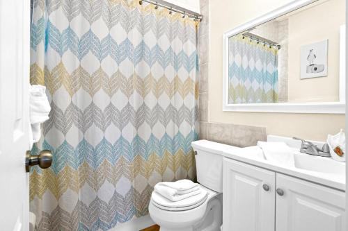 un bagno con un water e una tenda da doccia di Sun Baker III East a Anna Maria Island