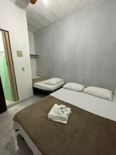 una habitación con dos camas en una habitación en Pousada Alto Mar Saquarema, en Saquarema