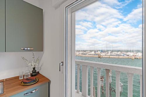 een keuken met een raam met uitzicht op de oceaan bij Casa Gabbiano by Ca-sa Check in Chioggia