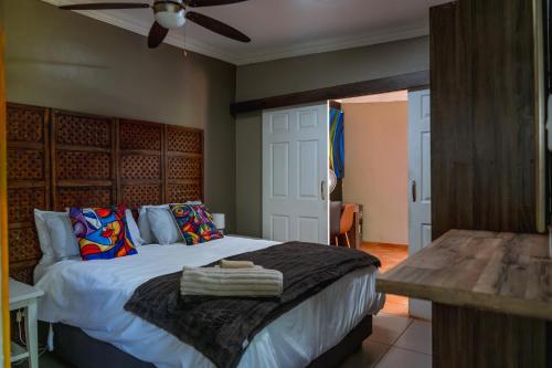 Giường trong phòng chung tại GILLFORD GALLERY ACCOMMODATION