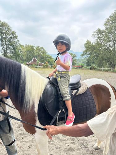 Copii care stau la Puunee Wild River Villa's Borobudur