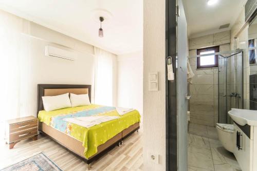 una camera da letto con un letto e un bagno con doccia di Villa Serafina a Mergenli