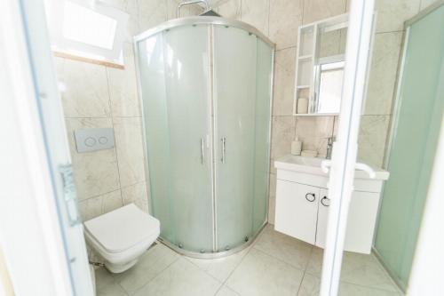łazienka z prysznicem, toaletą i umywalką w obiekcie Villa Sena w mieście Dalyan