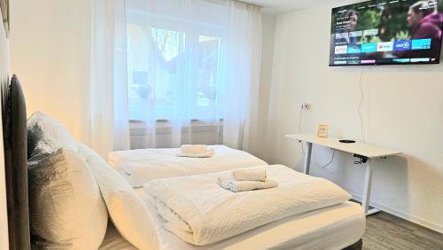 Una cama o camas en una habitación de 3 Zimmer I Küche I Balkon I WLAN I Parken I Seepark