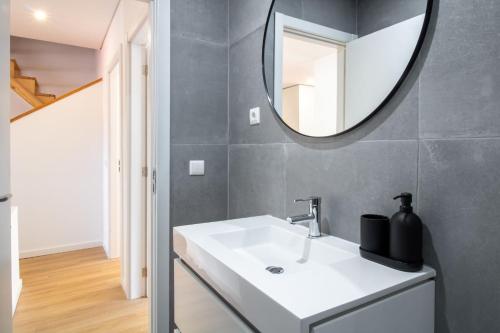 Bright 3BR Flat near Douro with AC by LovelyStay