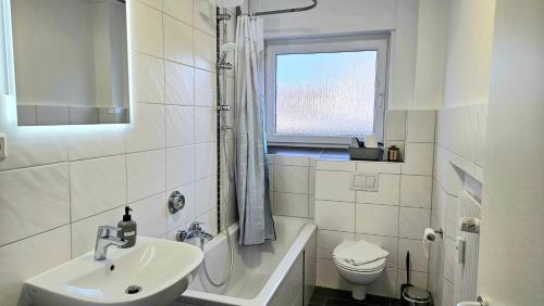 Un baño de 3 Zimmer I Küche I Balkon I WLAN I Parken I Seepark