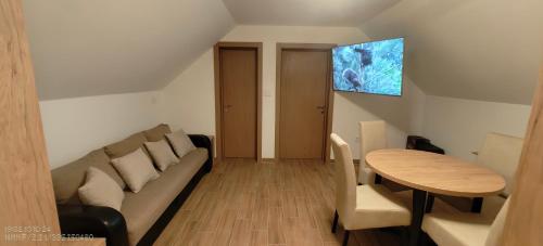 Dušan في Beograd: غرفة معيشة بها أريكة وطاولة