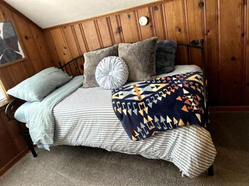 een bed in de hoek van een kamer bij Relaxing 4BR Holiday Retreat Large, Cozy & Close to Airport in Columbus