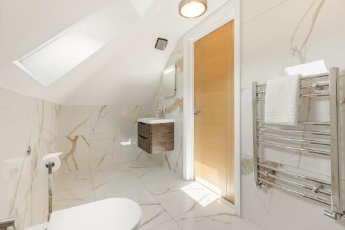 Et badeværelse på New! Trendy 5BR with Garden and Parking near Wimbledon