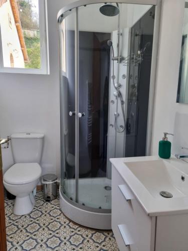 Ένα μπάνιο στο Duplex Quartier Historique Forteresse des Ducs de BOURBON