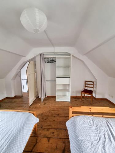 Ένα ή περισσότερα κρεβάτια σε δωμάτιο στο Duplex Quartier Historique Forteresse des Ducs de BOURBON