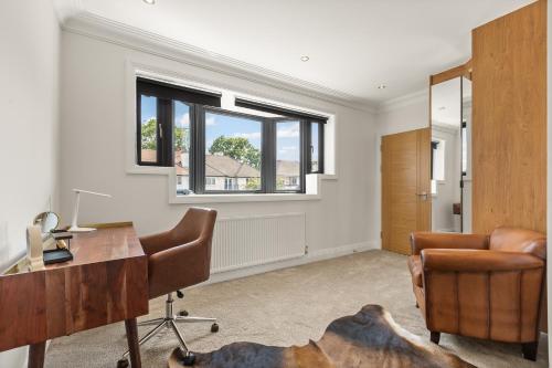 Et opholdsområde på New! Trendy 5BR with Garden and Parking near Wimbledon