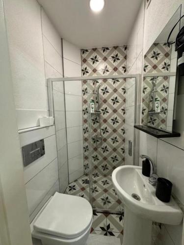 um pequeno banheiro com um vaso sanitário e uma pia em Wostue boutique hotel em Istambul