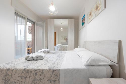 una camera da letto con un letto grande con asciugamani sopra di Casa di Titina a Otranto a Otranto