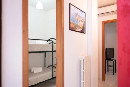 una stanza con un letto a castello e uno specchio di Casa di Titina a Otranto a Otranto