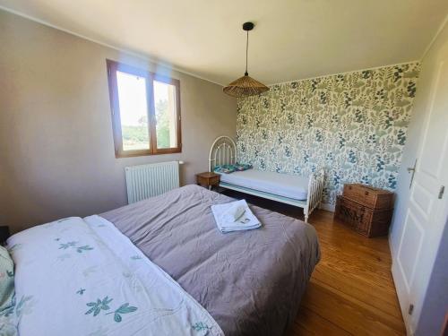 Кровать или кровати в номере La Noyeraie