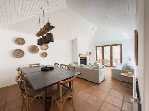 a living room with a table and a couch at Casapueblo Rent Cachagua CP 29 in Cachagua