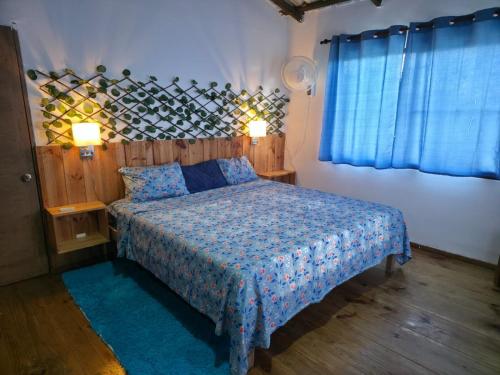 Casa vista hermosa في Camú: غرفة نوم بسرير ومصباحين ونافذة