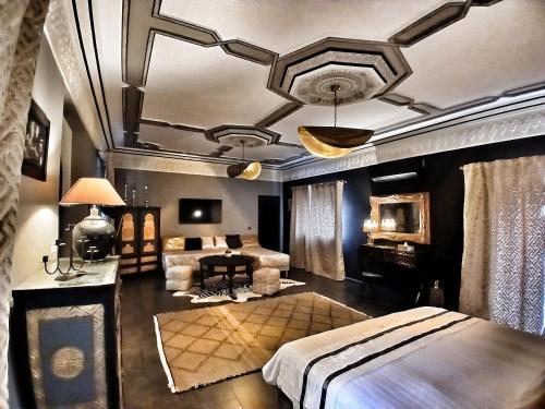 Un dormitorio con una cama y una sala de estar. en Dar HISANE, en Marrakech