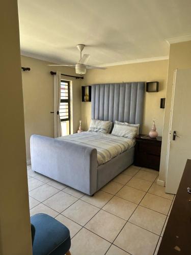 een slaapkamer met een groot bed in een kamer bij Holiday Home in Cape Town