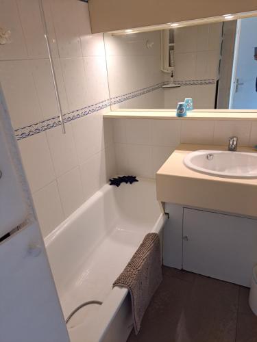 Alhambra, studio pour 4 personnes avec parking, piscine, clim