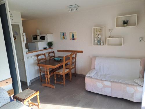 Alhambra, studio pour 4 personnes avec parking, piscine, clim