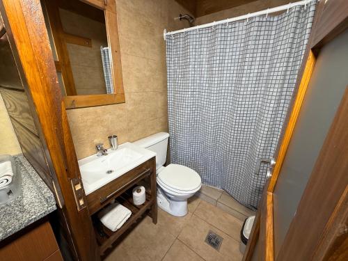 Kamar mandi di Campo Base Aparts