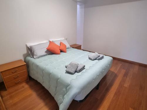 Una cama con almohadas en una habitación. en Apto Vista Baía Machico, en Machico