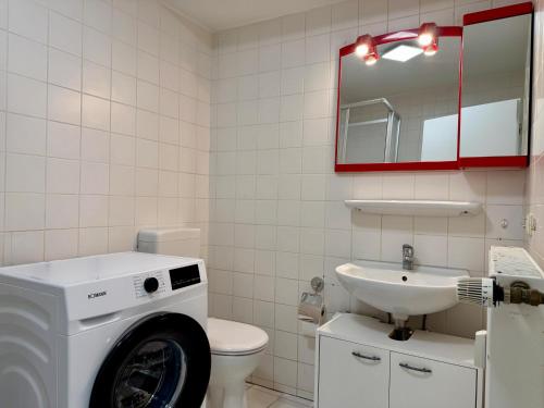 a bathroom with a washing machine and a sink at Monteurwohnung Peenstuuv in Demmin