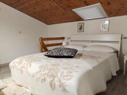 - une chambre dotée d'un grand lit blanc avec un oreiller dans l'établissement Castori 1, à Prazzo