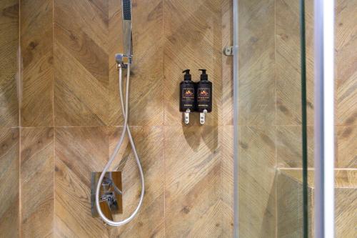 een douche met twee flessen op een houten vloer bij Pyramids Vision Hotel in Caïro