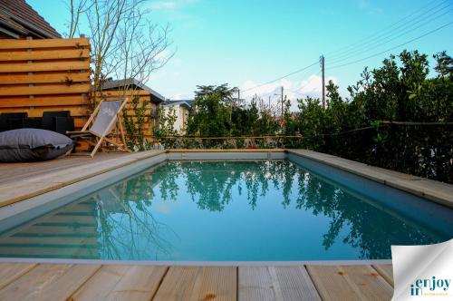 Swimmingpoolen hos eller tæt på Villa Jules Grand Gîte